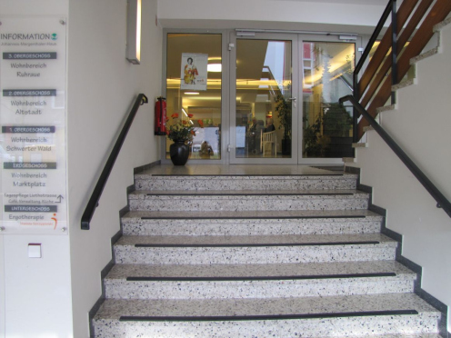 Treppen zum Wahllokal Johannes-Mergnethaler-Haus