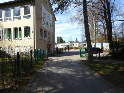 Parkmöglichkeiten vor der Zufahrt zum Schulhof
